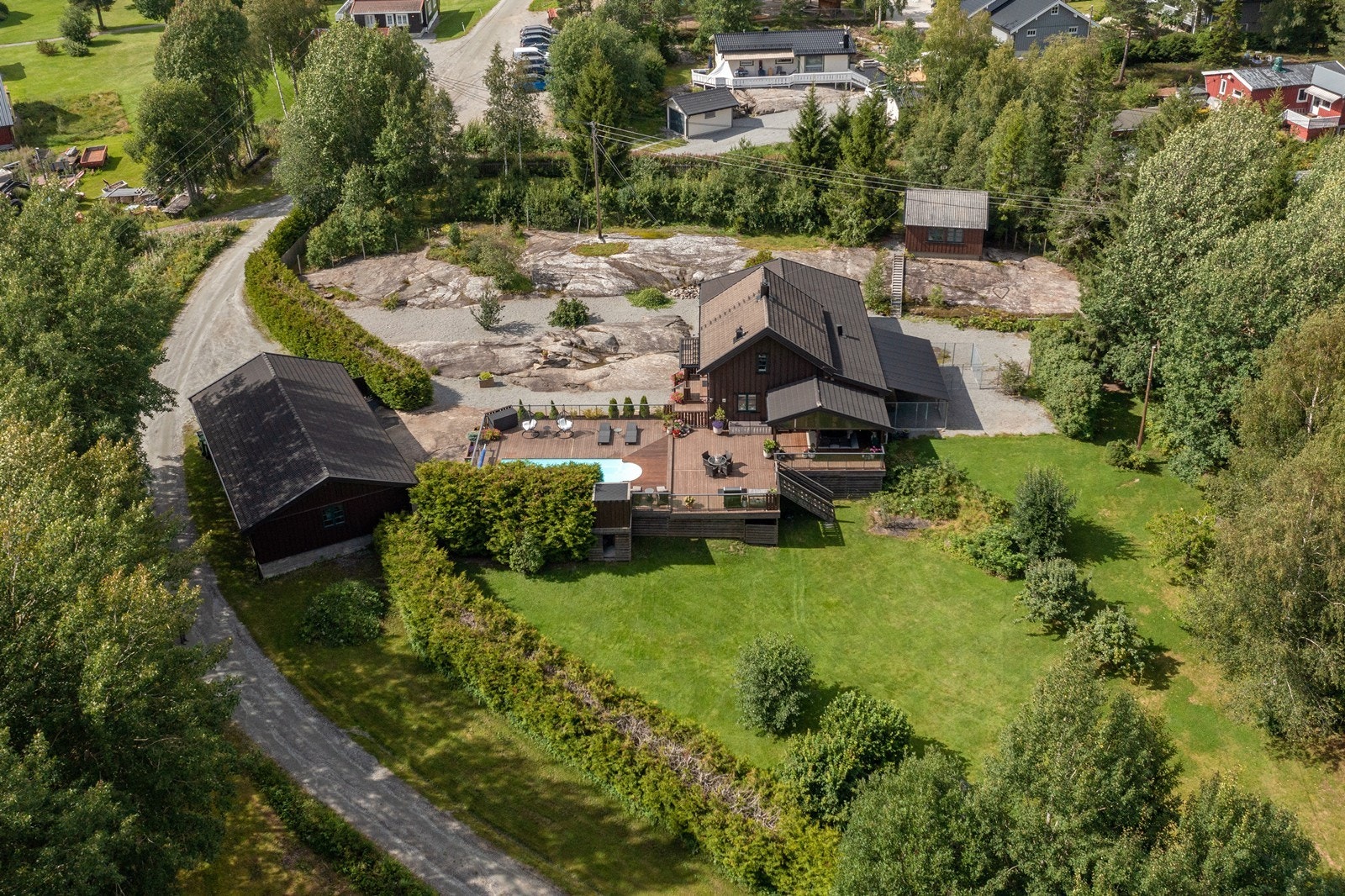 Det er kun 300 meter til bussholdeplass. Utenom rushtid tar det ca. 45 min inn til Oslo. Galleribilde