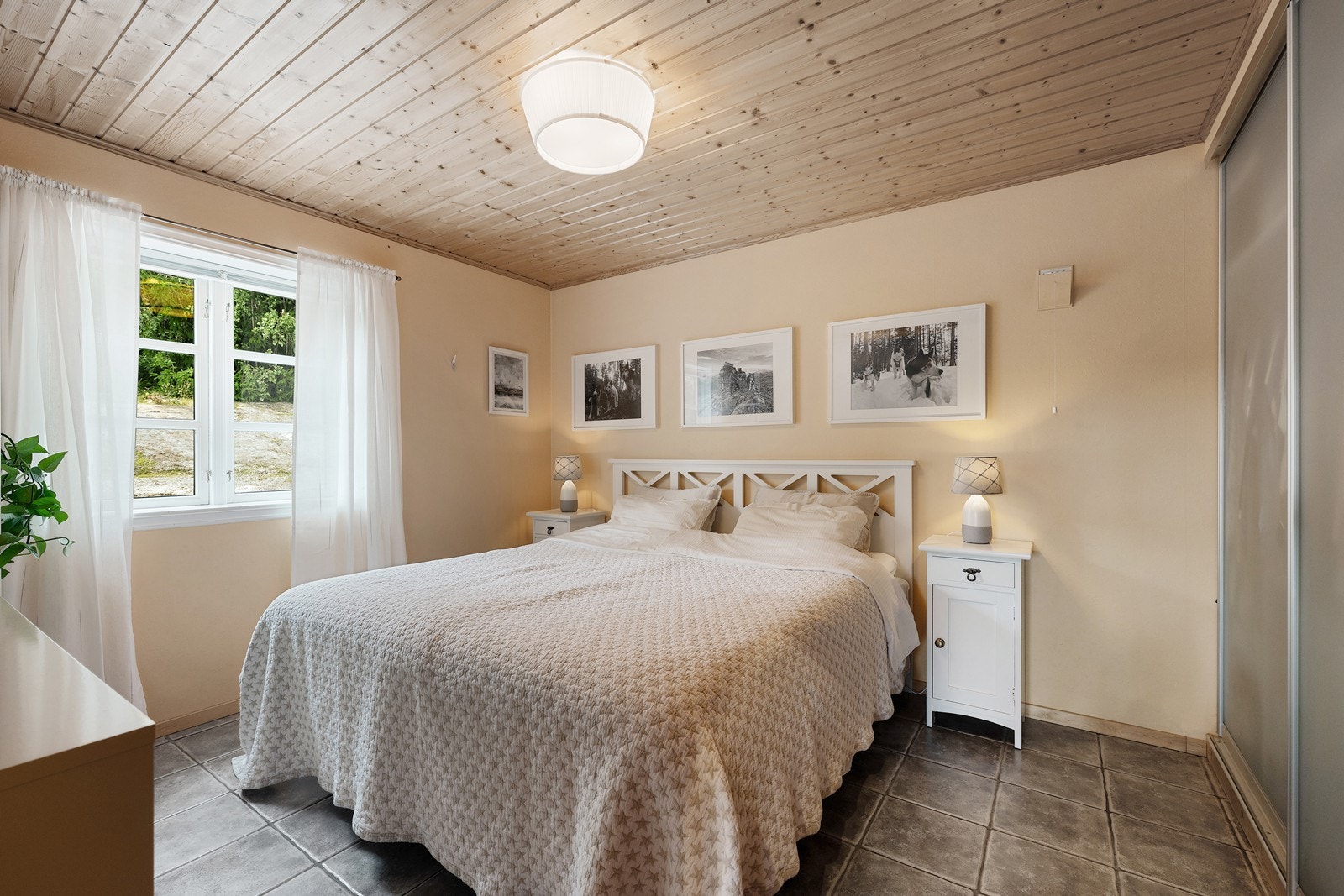 I første etasje har boligen to soverom. Galleribilde