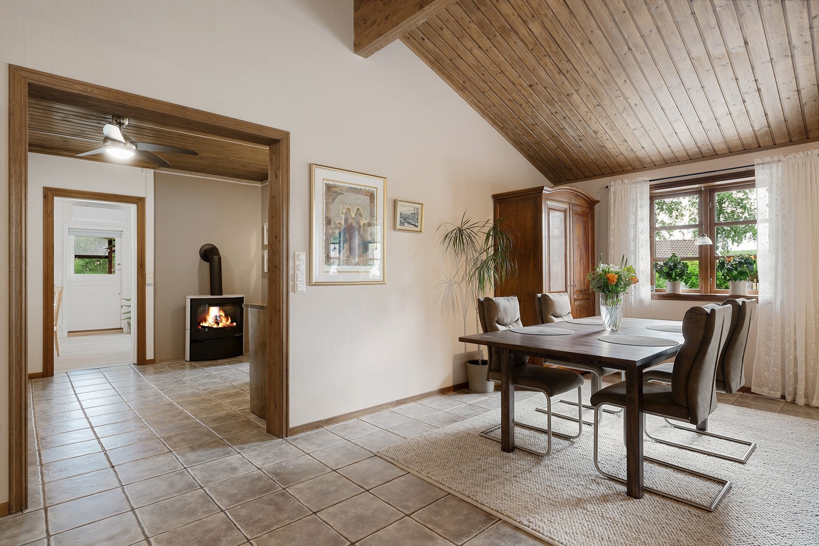 Pipen ble rehabilitert i 2019, og på samme tid ble det installert peisovn i gangen. Galleribilde