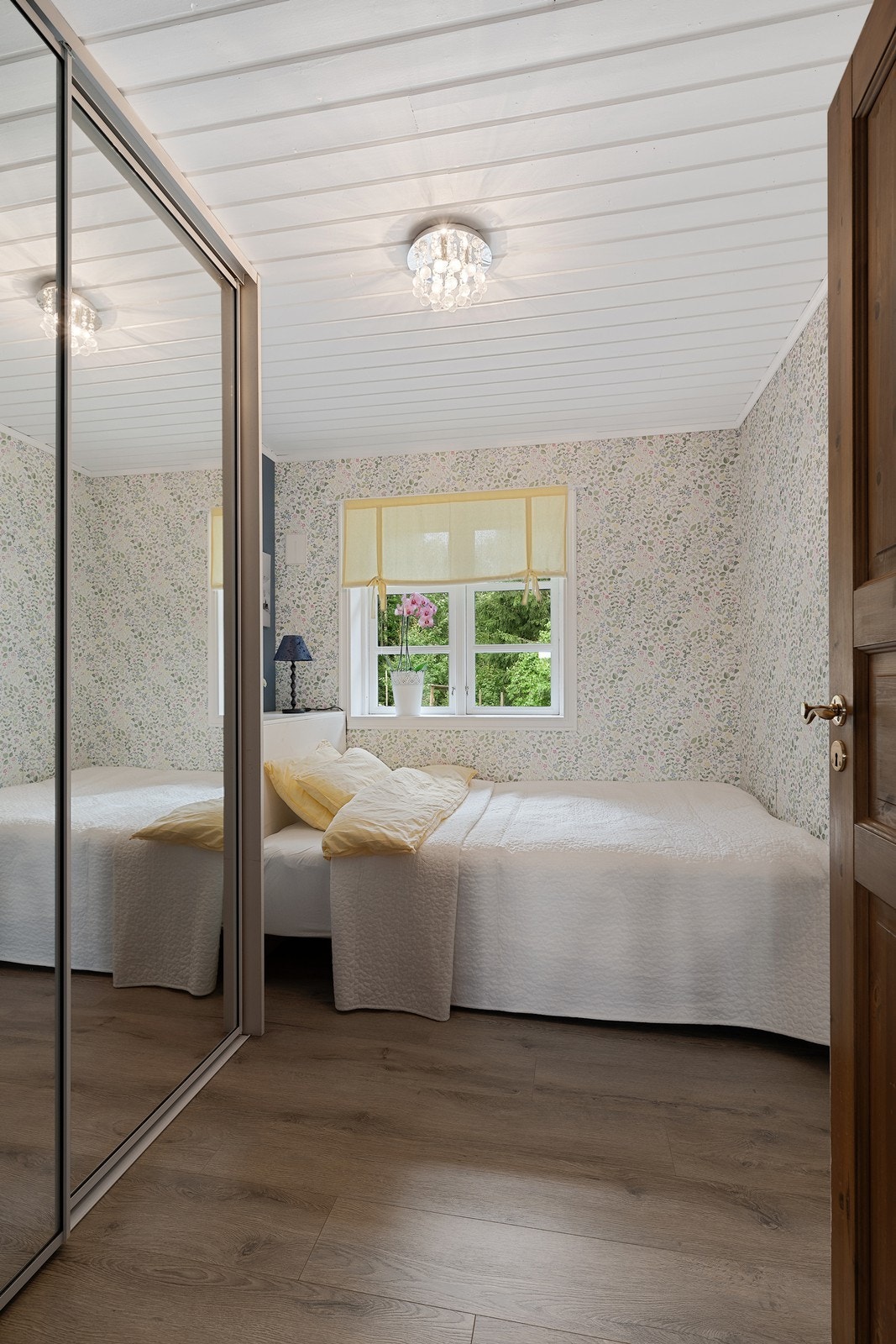 I begge soverommene er det skyvedørsgarderobe. Galleribilde