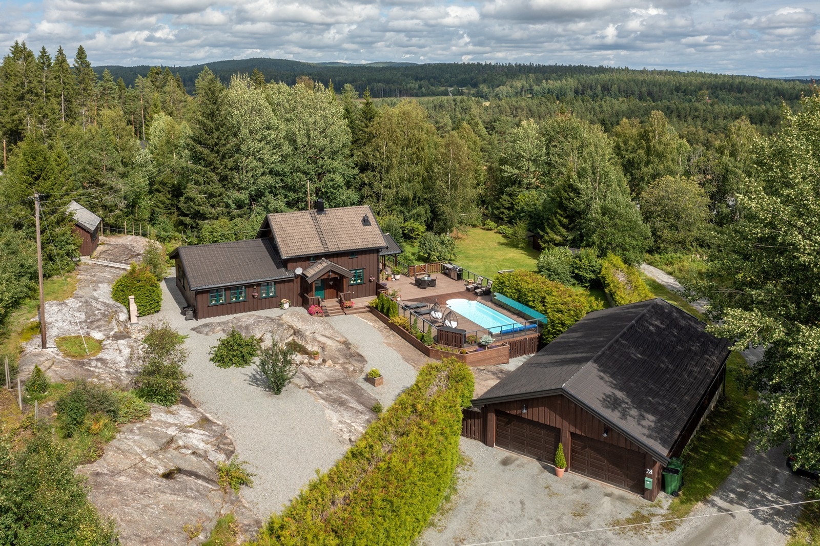 Velkommen til Mosserudveien 28 - en flott, inngjerdet eiendom på 9 108 kvm, på Momoen i Aurskog-Høland kommune. Galleribilde