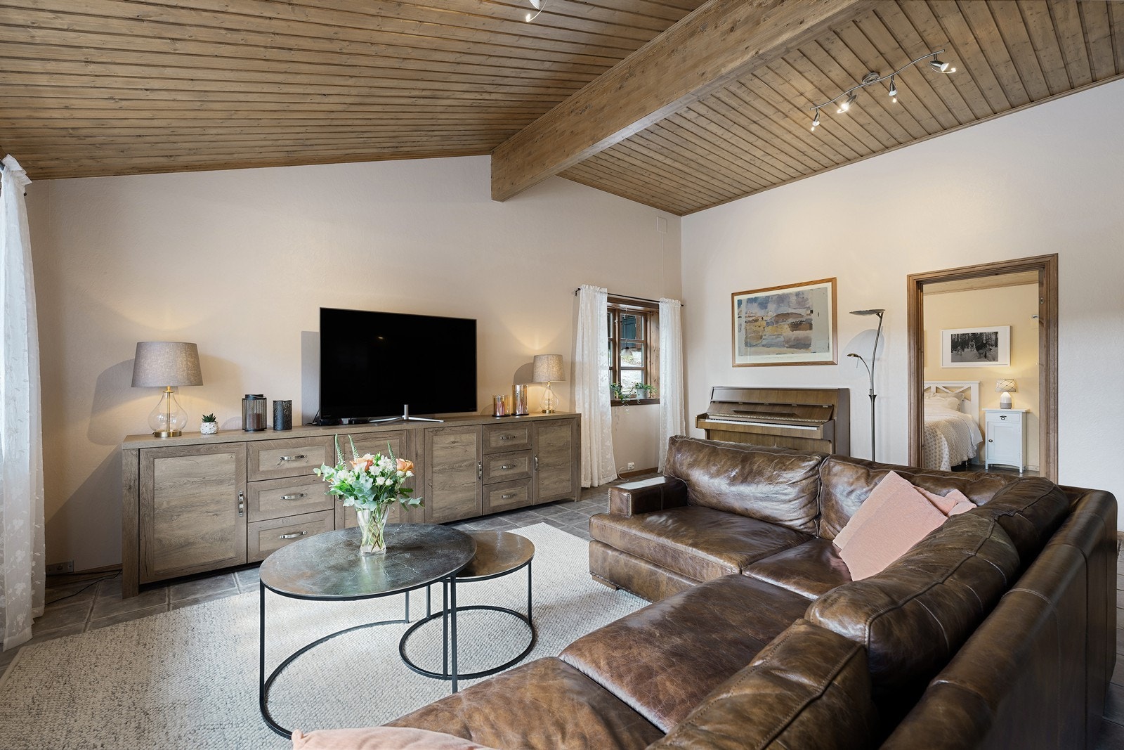 I stuen er det gulvvarme, fliser og downlights. Galleribilde