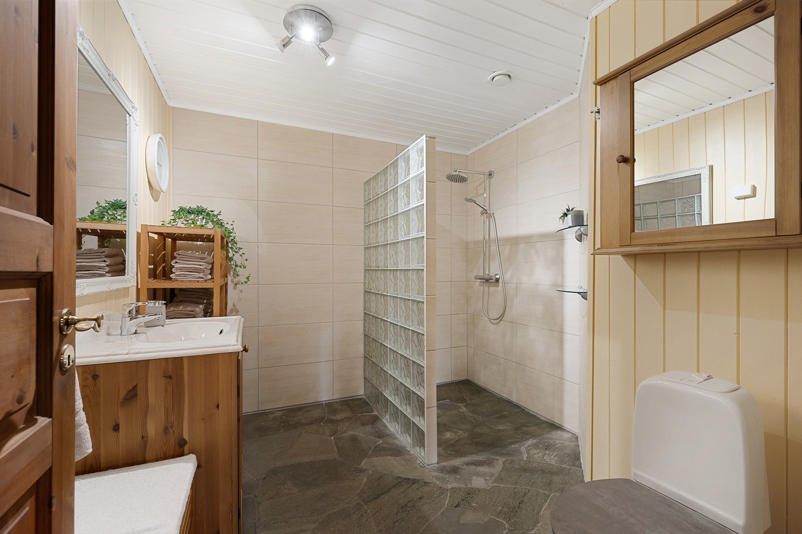 Boligen har to bad, hvor badet i første etasje ble bygget i 2003. Galleribilde