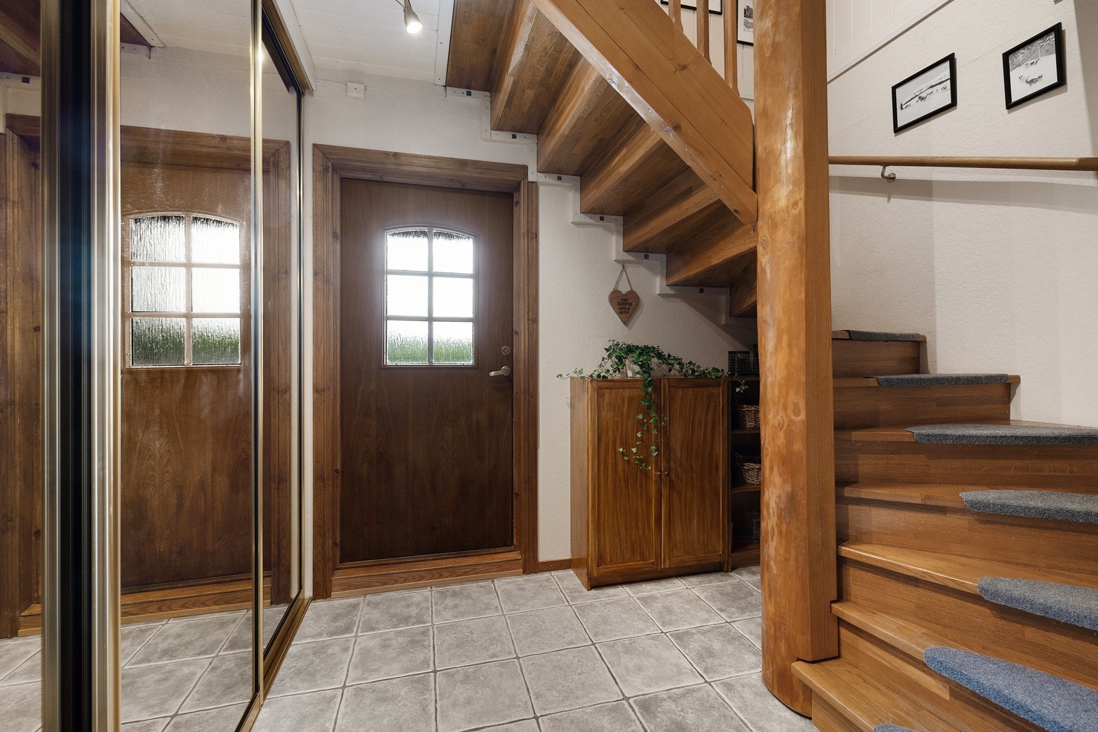 Entreen har skyvedørsgarderobe og en solid trapp til andre etasje. Galleribilde