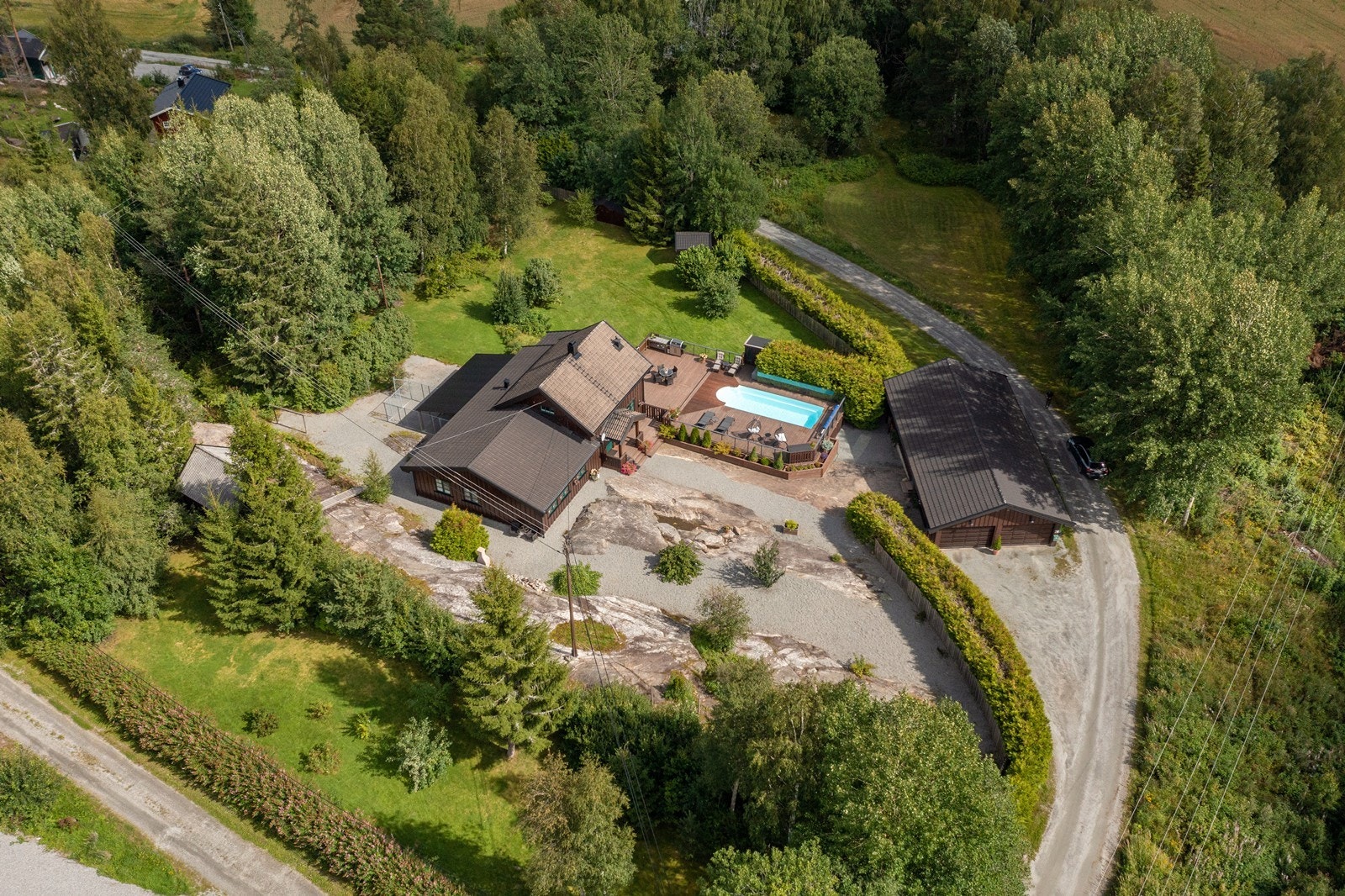 Skog med turområder ligger i umiddelbar nærhet, og bare et par minutter unna er det barnehage. Galleribilde