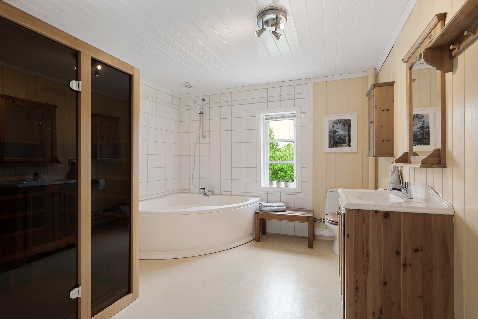 Badet i andre etasje ligger i tilknytning til gjesterommet. Her er det ekstra velvære med badekar og badstue. Galleribilde