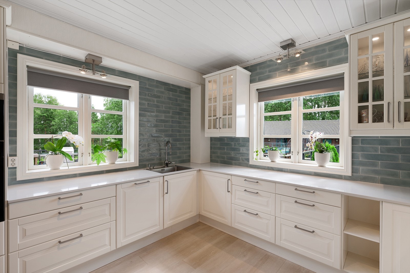 Innredningen ble oppgradert i 2020 med benkeplater i stein, oppvaskkum, vannkran, koketopp, stekeovn og oppvaskmaskin. Galleribilde