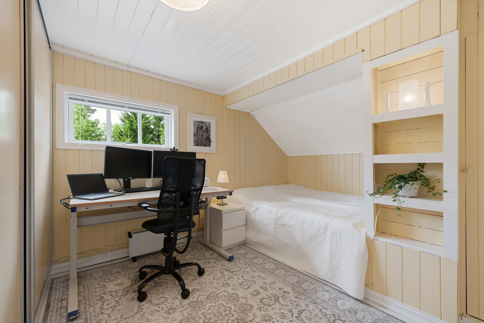 Gjesterommet har sengeplass i kneveggen, integrerte hyller, skyvedørsgarderobe og ribbevegg. Galleribilde