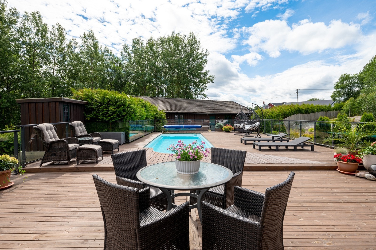 Alt ligger til rette for at sommeren kan nytes hjemme på egen tomt. Galleribilde