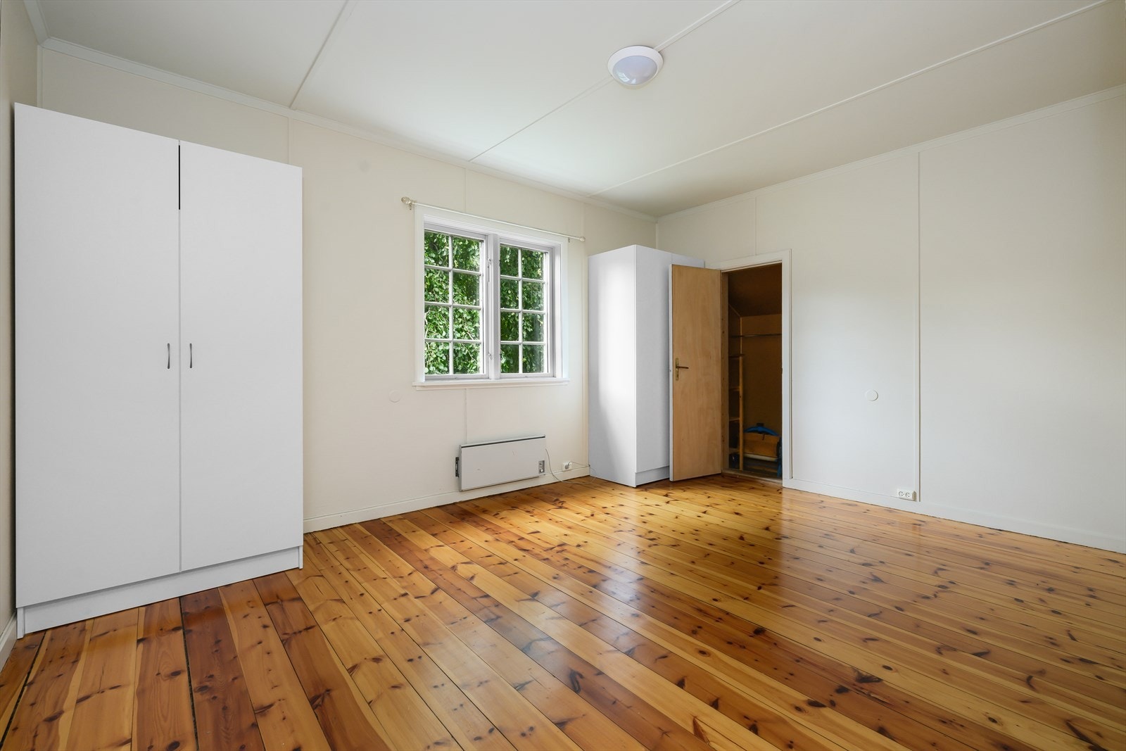 Soverom og dør inn til kott Galleribilde