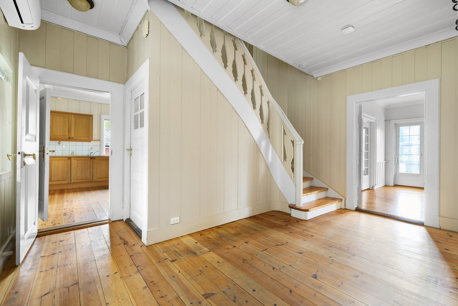 Gang med trapp til 2. etg Galleribilde