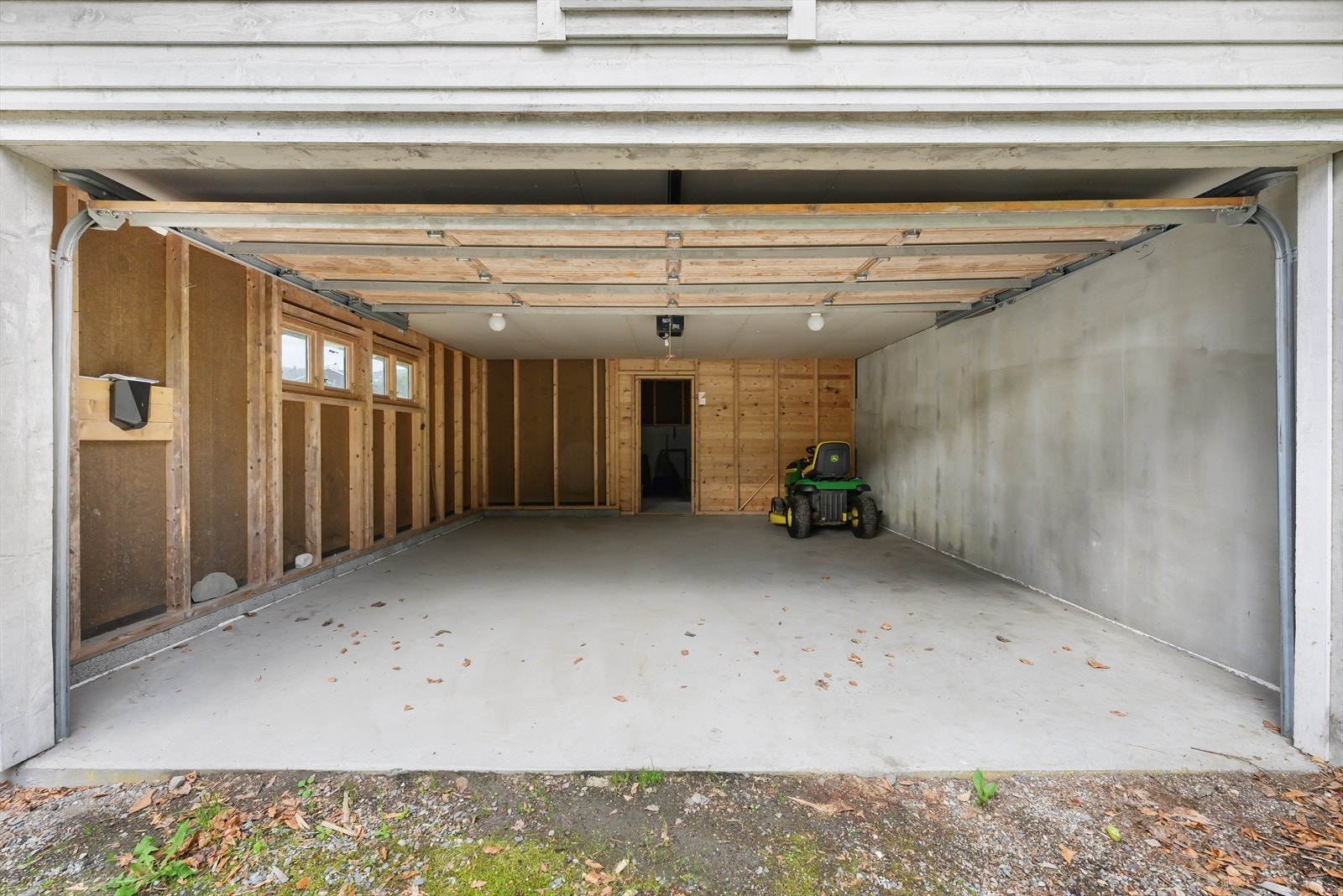 El-bil lader og elektrisk leddport Galleribilde