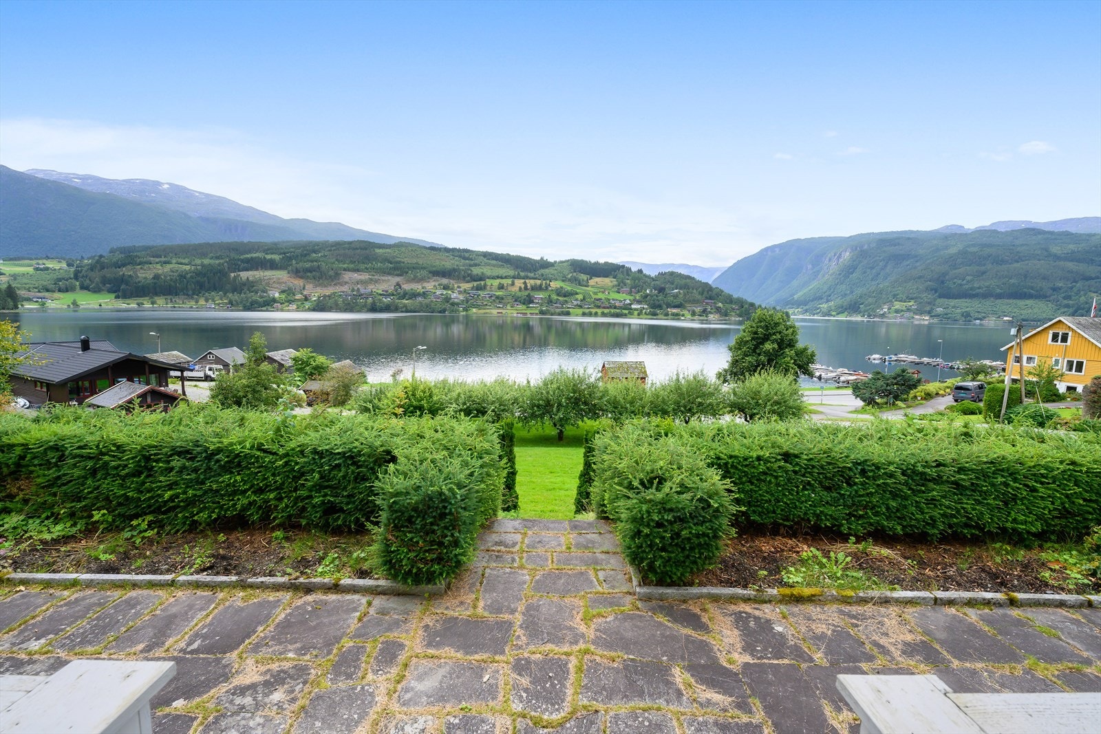 Storslagen utsikt mot fjorden Galleribilde