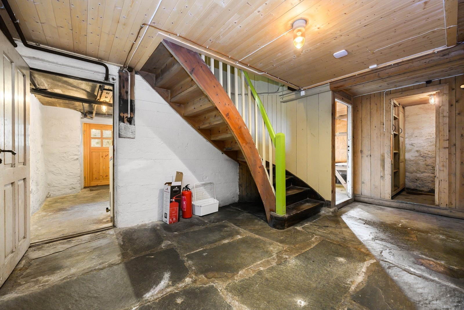 Gang i kjeller Galleribilde