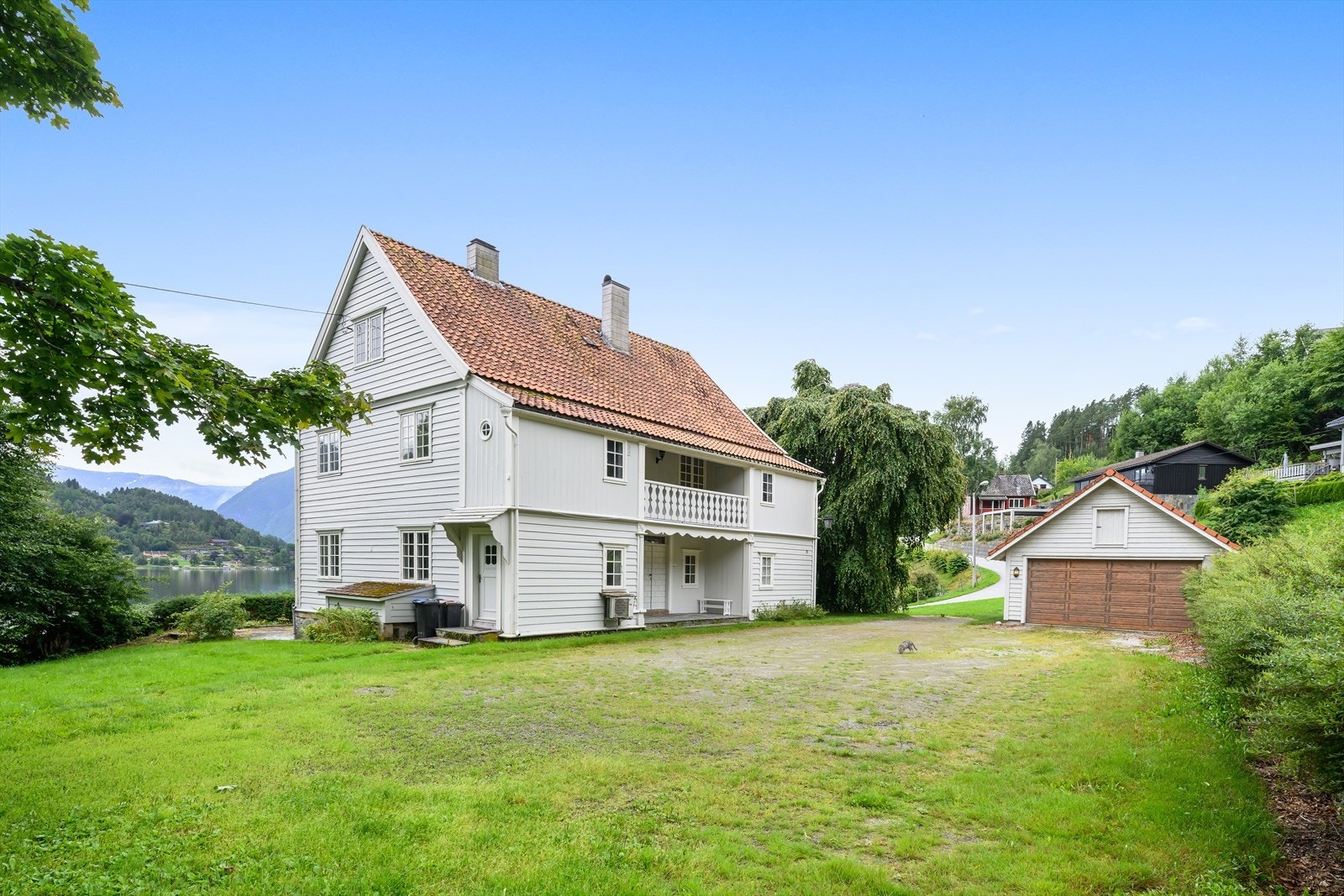 Gårdsplass med god parkering og dobbel garasje Galleribilde