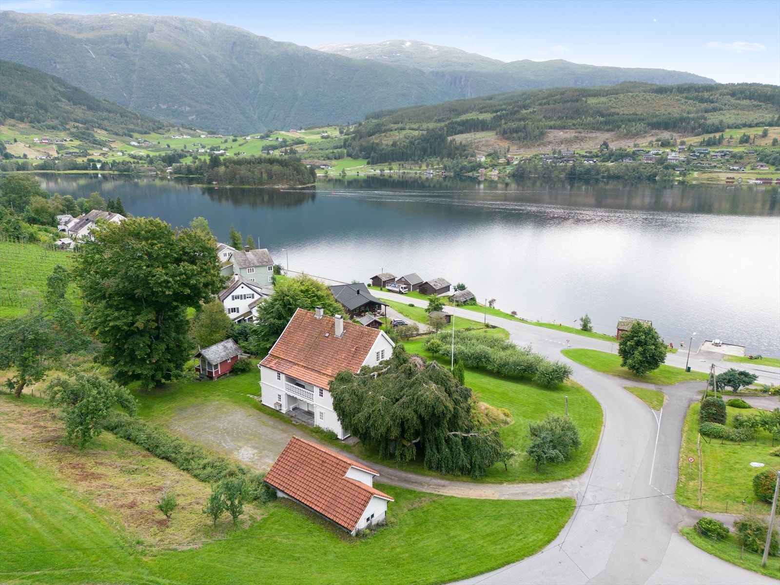 Vakker beliggenhet, ovenfor sjøen i Ulvik sentrum Galleribilde