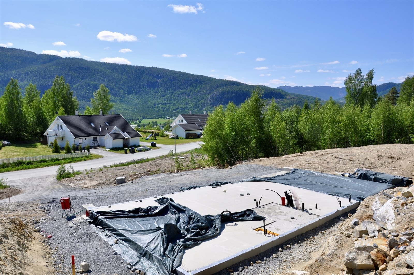 Grunnarbeid og støpt plate er på plass. Galleribilde