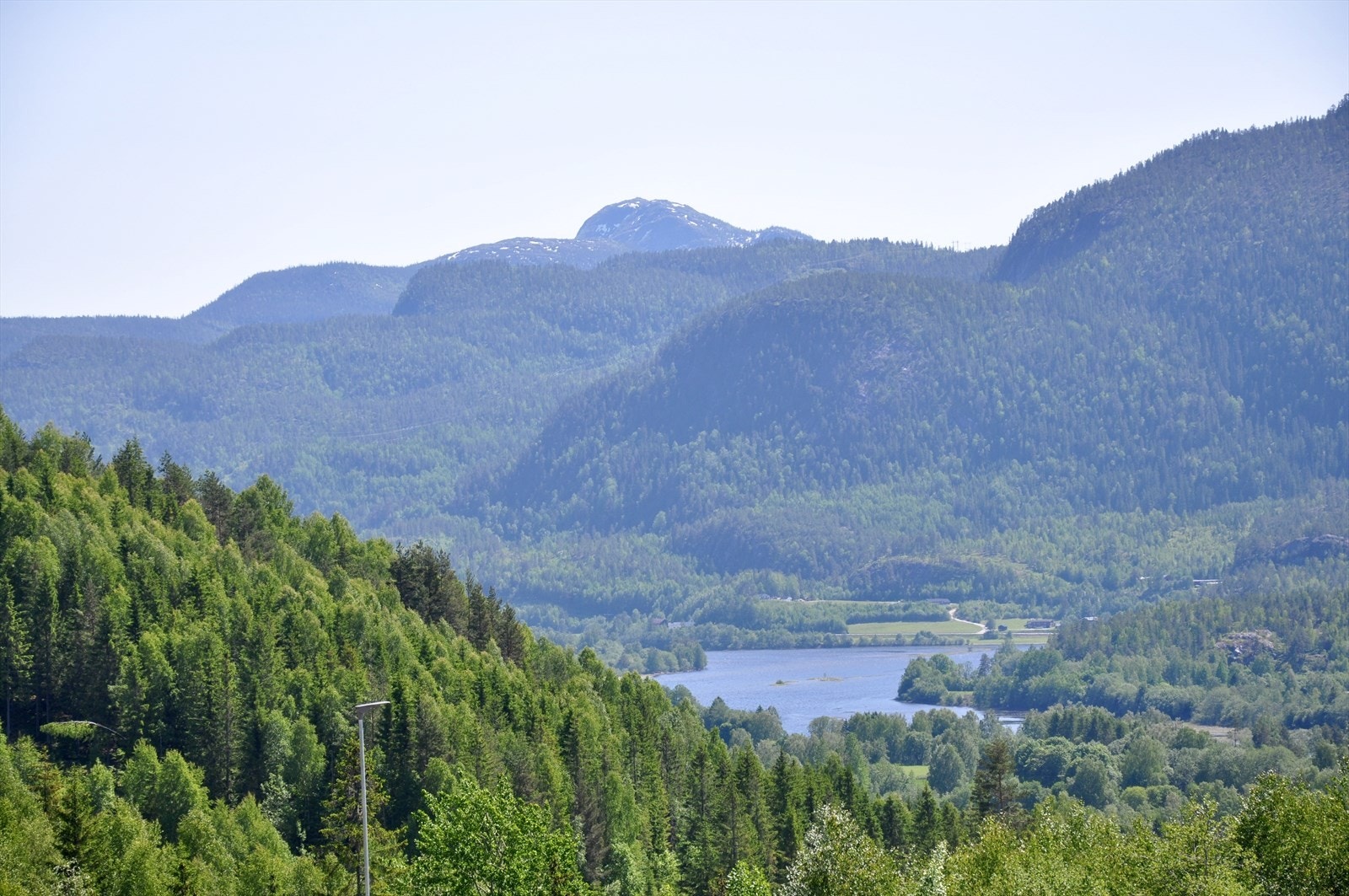 Flott utsikt mot Hallingdalselva og fjell som Hestgjuvnatten. Galleribilde
