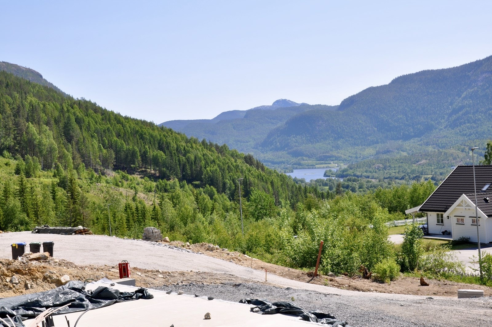 Fra boligen får man en flott utsikt nedover mot Hallingdalselva Galleribilde