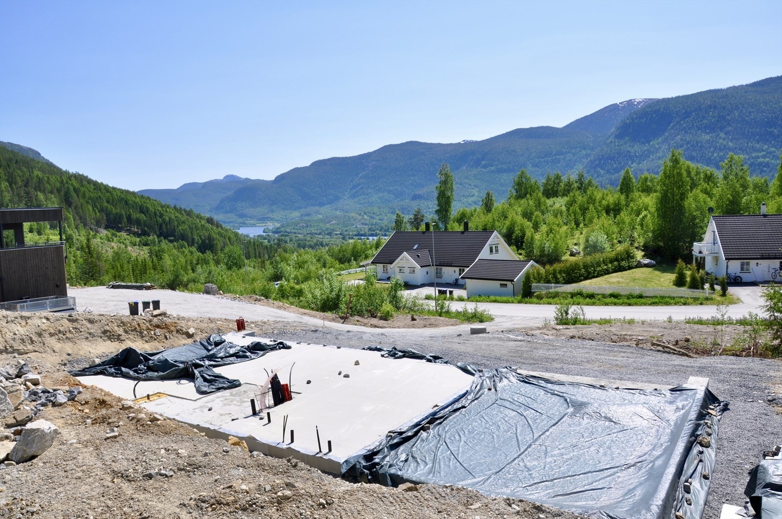 Eiendommen ligger pent plassert som en av de øverste i feltet. Galleribilde
