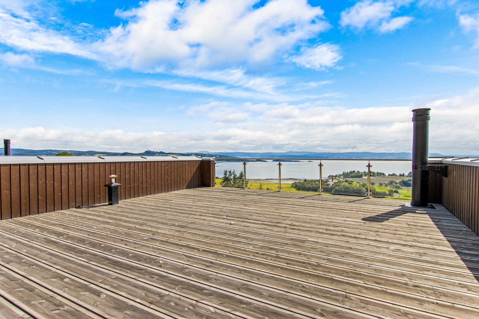 Eksklusive terrassebord med 220 cm bredde og riller fra Norsk Limtre. Galleribilde