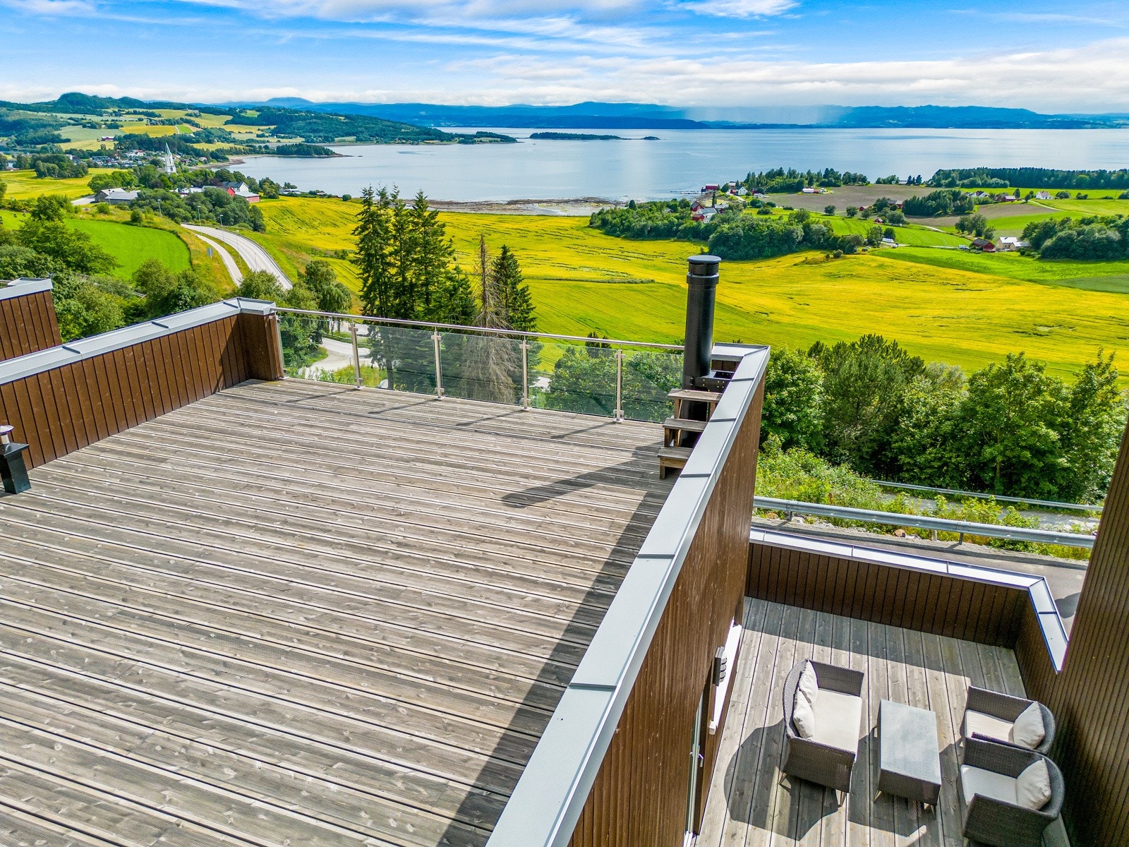 Fantastisk takterrasse med panorama-utsikt. Galleribilde