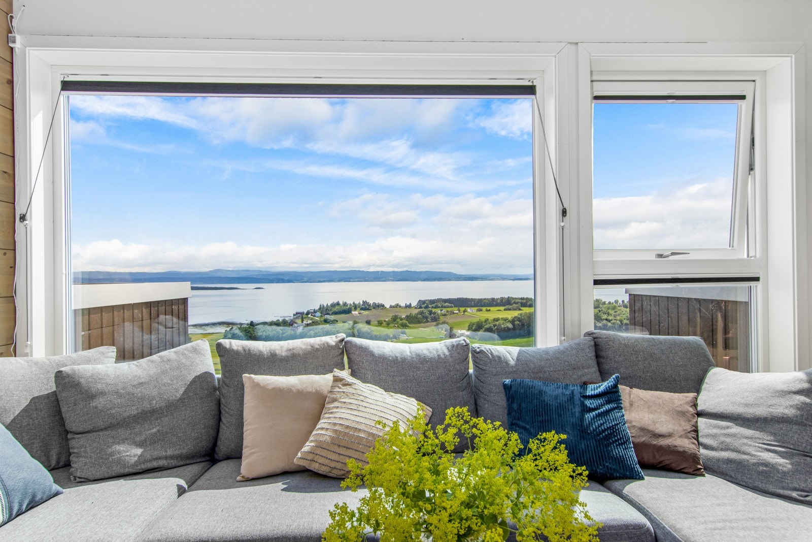 Nydelig utsikt fra stuevinduene. Vindu på kjøkken gir gjennomlysning. Galleribilde