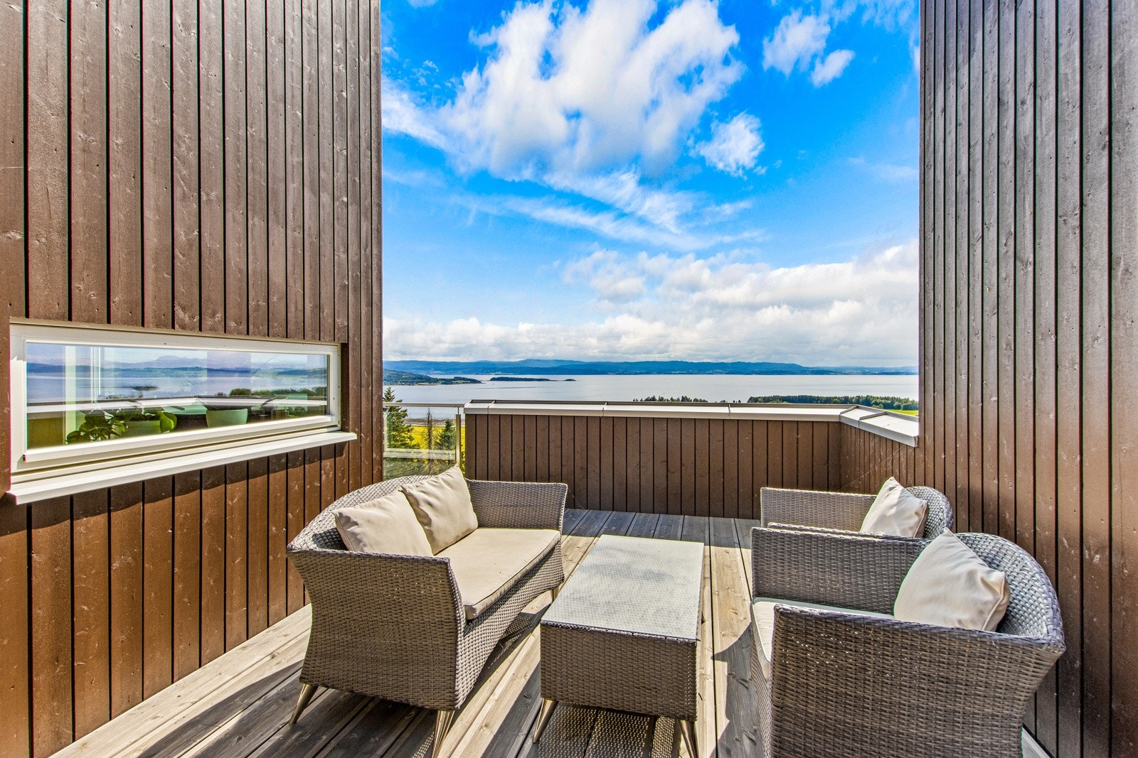 Terrasse med utgang fra stue/kjøkken. Videre trappadkomst til takterrassen. Galleribilde