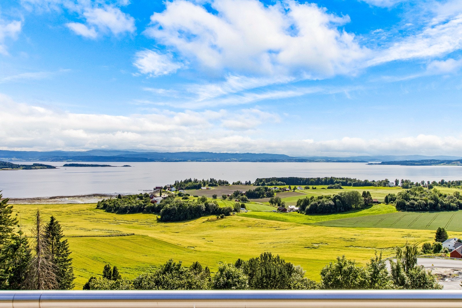 Utsikt over bygda og fjorden. Her har man sol gjennom hele dagen. Galleribilde