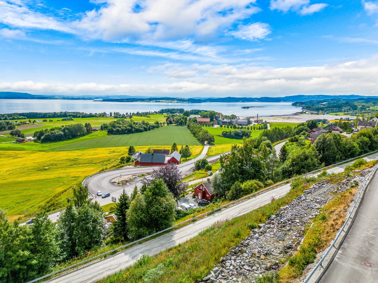 Boligen har en trafikkstille og barnevennlig beliggenhet nesten innerst i blindveg. Galleribilde