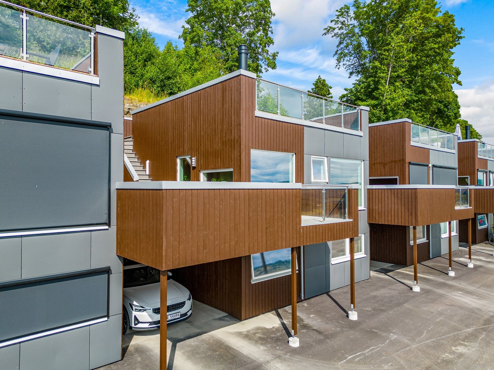 Carport ved inngangsdøren samt asfaltert gårdsplass. Galleribilde