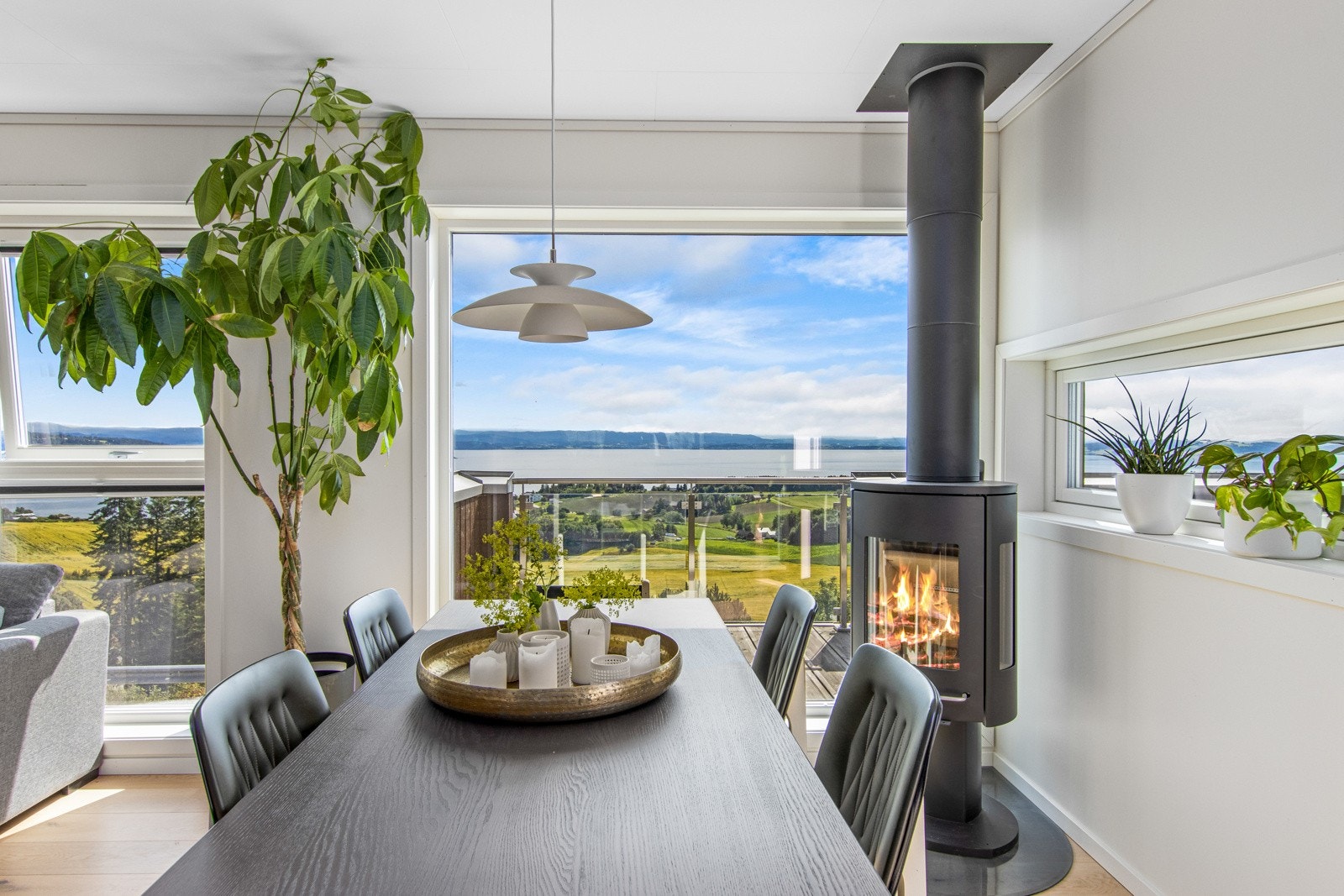 Store vindusflater gir godt med naturlig lysinnslipp. Galleribilde