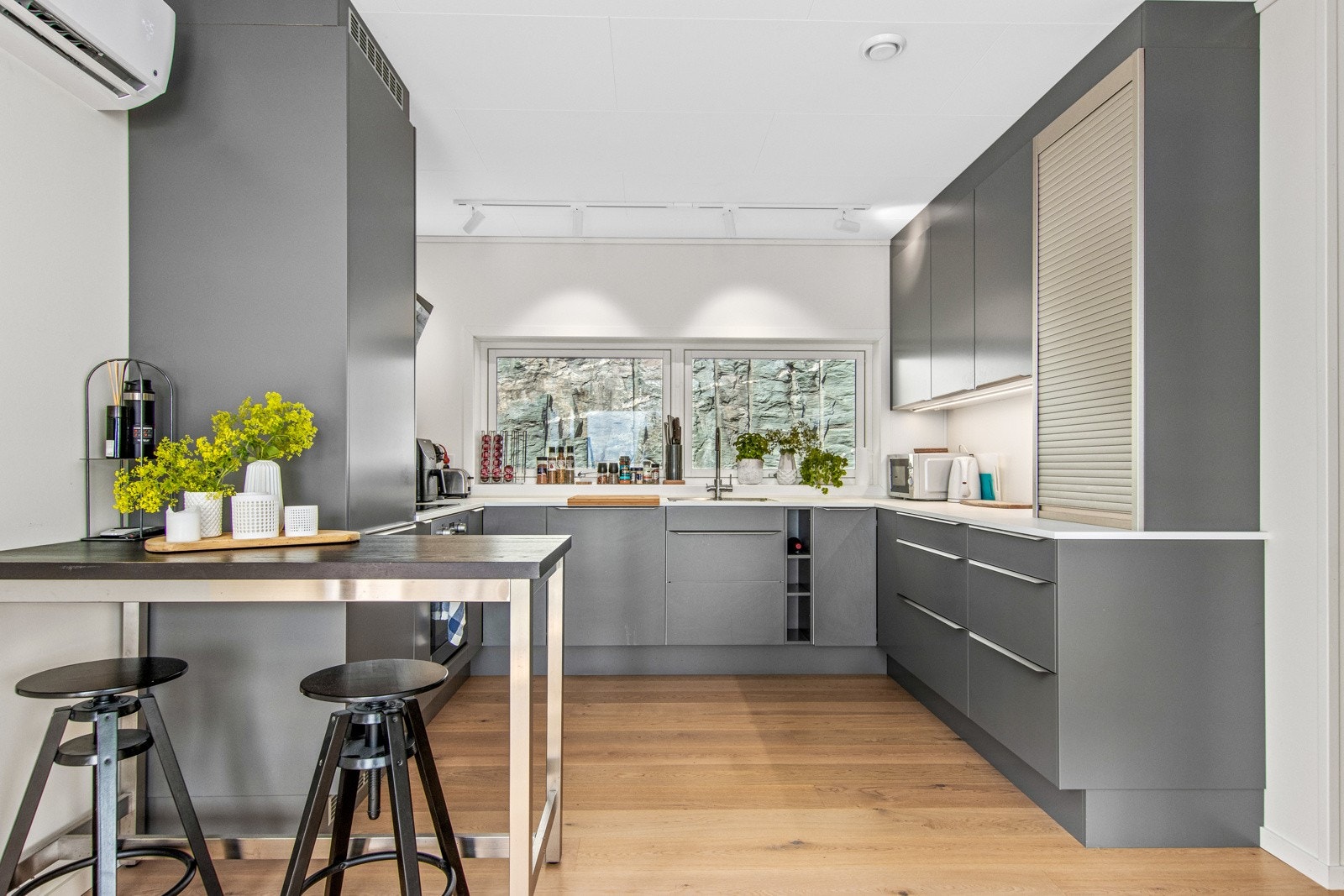 Kjøkkenet er naturlig adskilt fra stue/spisestue. Galleribilde