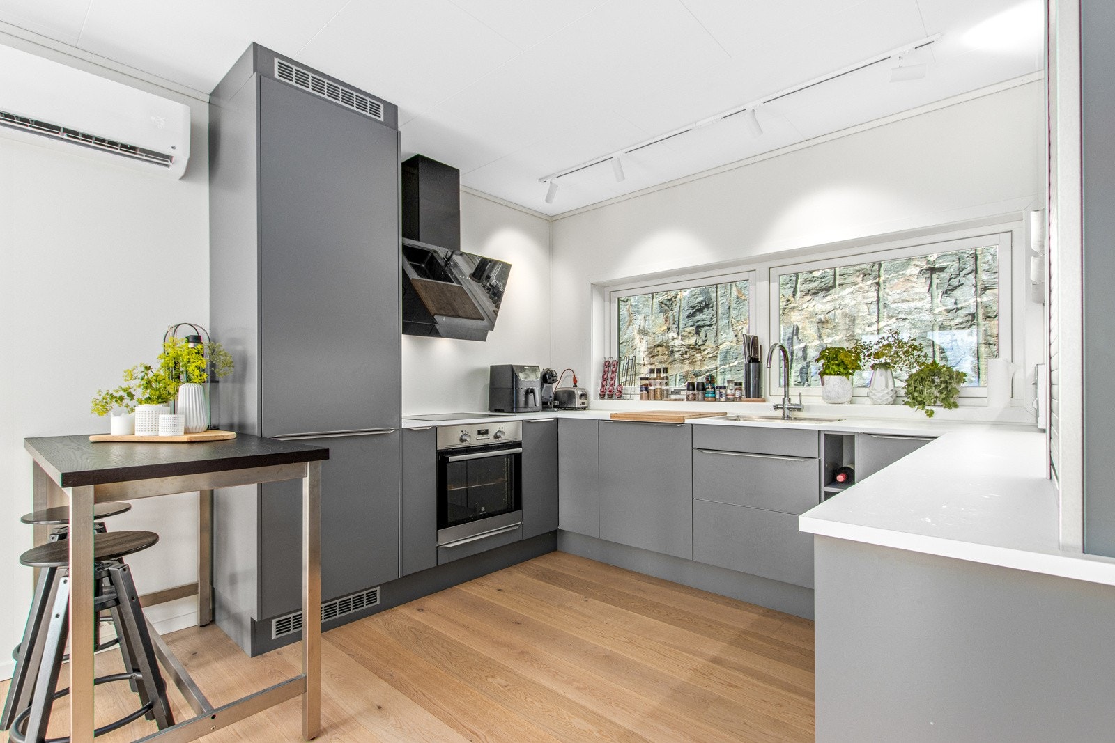 God skap- og benkeplass på kjøkkenet. Integrerte hvitevarer medfølger i handelen. Galleribilde