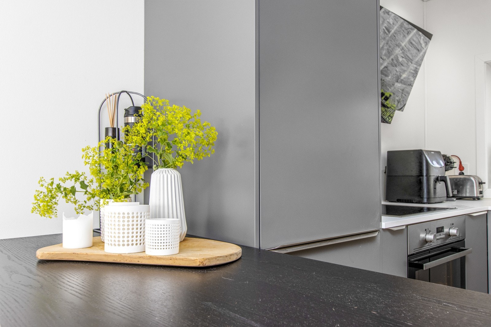 Det er installert varmepumpe, vedfyring, balansert ventilasjon og EL-billader. Galleribilde