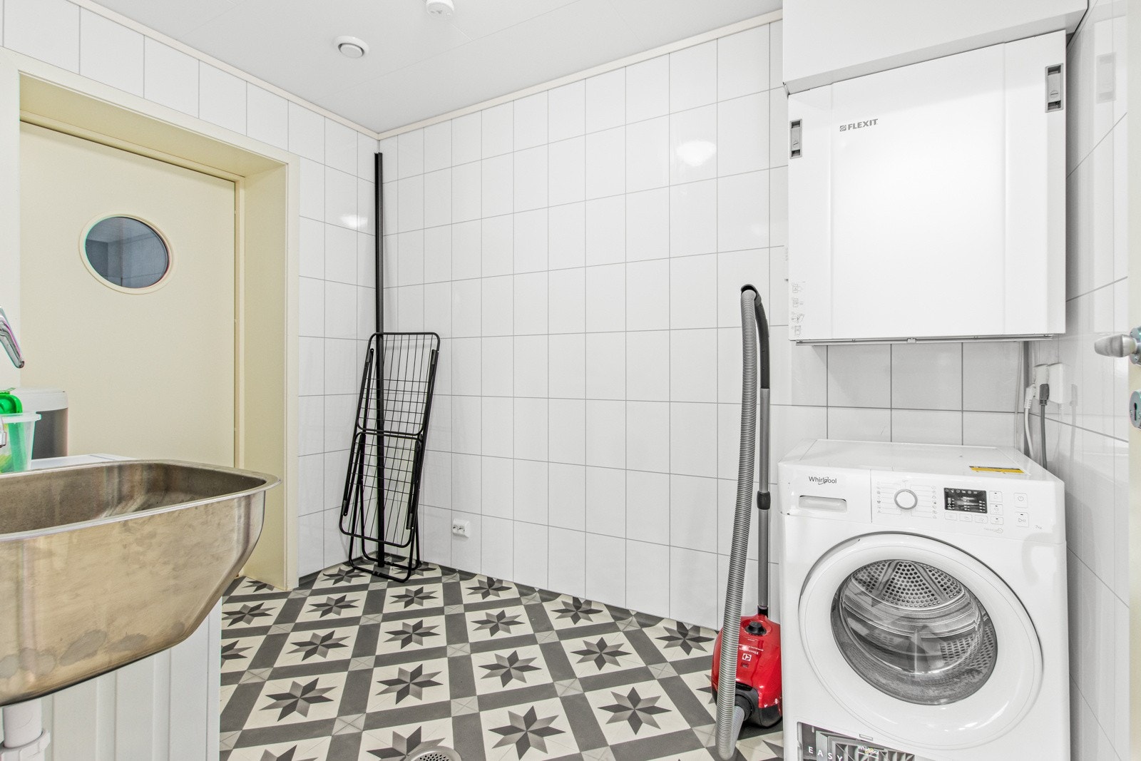 Separat og praktisk vaskerom med egen inngangsdør. Galleribilde