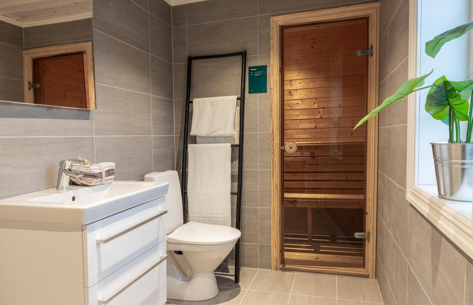 Lekkert bad med flislagte gulv og vegger. Her også med badstue i tilknytning til badet Galleribilde