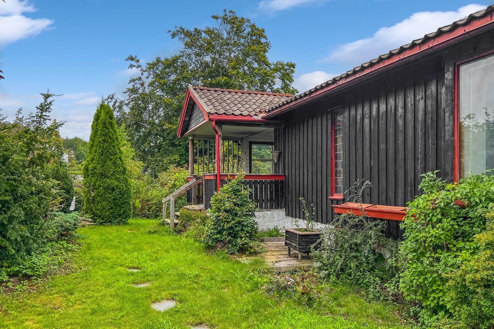 Eneboligen har en fin tomt. Galleribilde