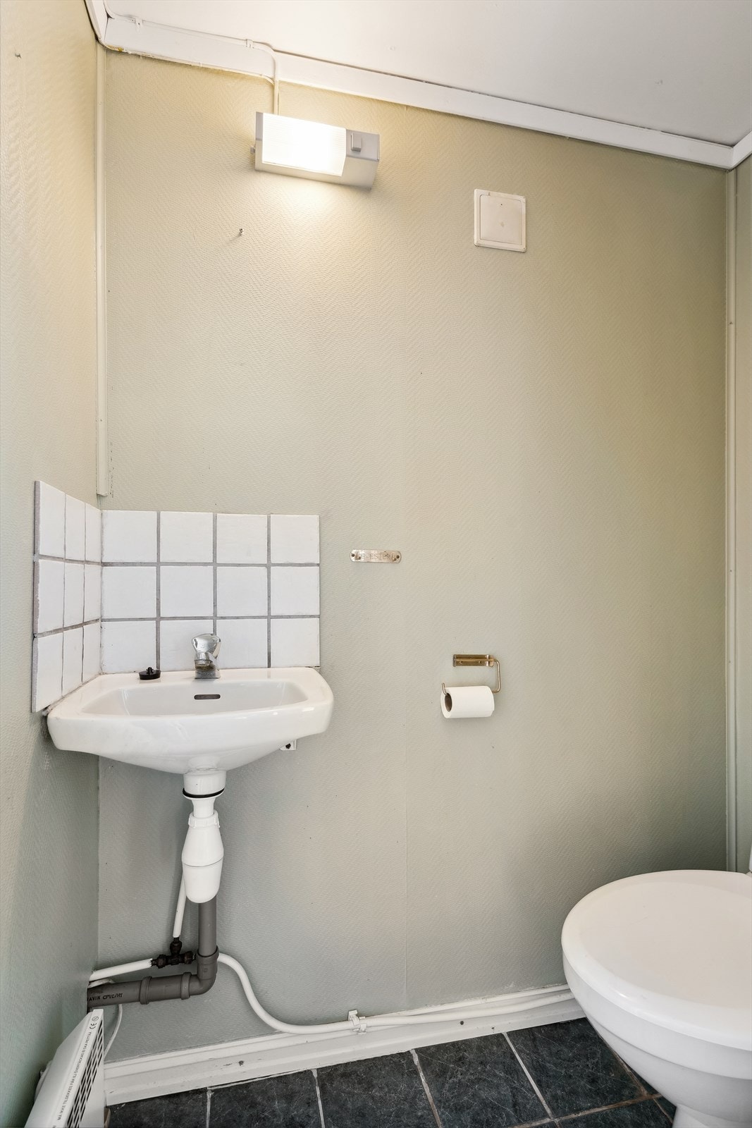 Toalett ved inngangspartiet. Galleribilde