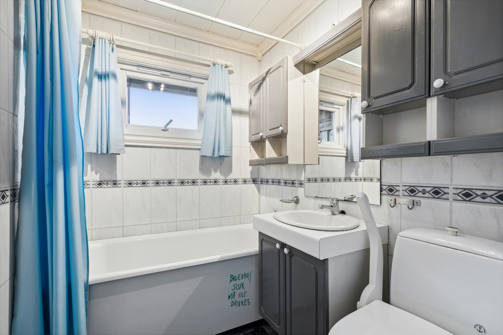 Badet oppe inneholder: toalett, badekar og servant med innredning. Galleribilde