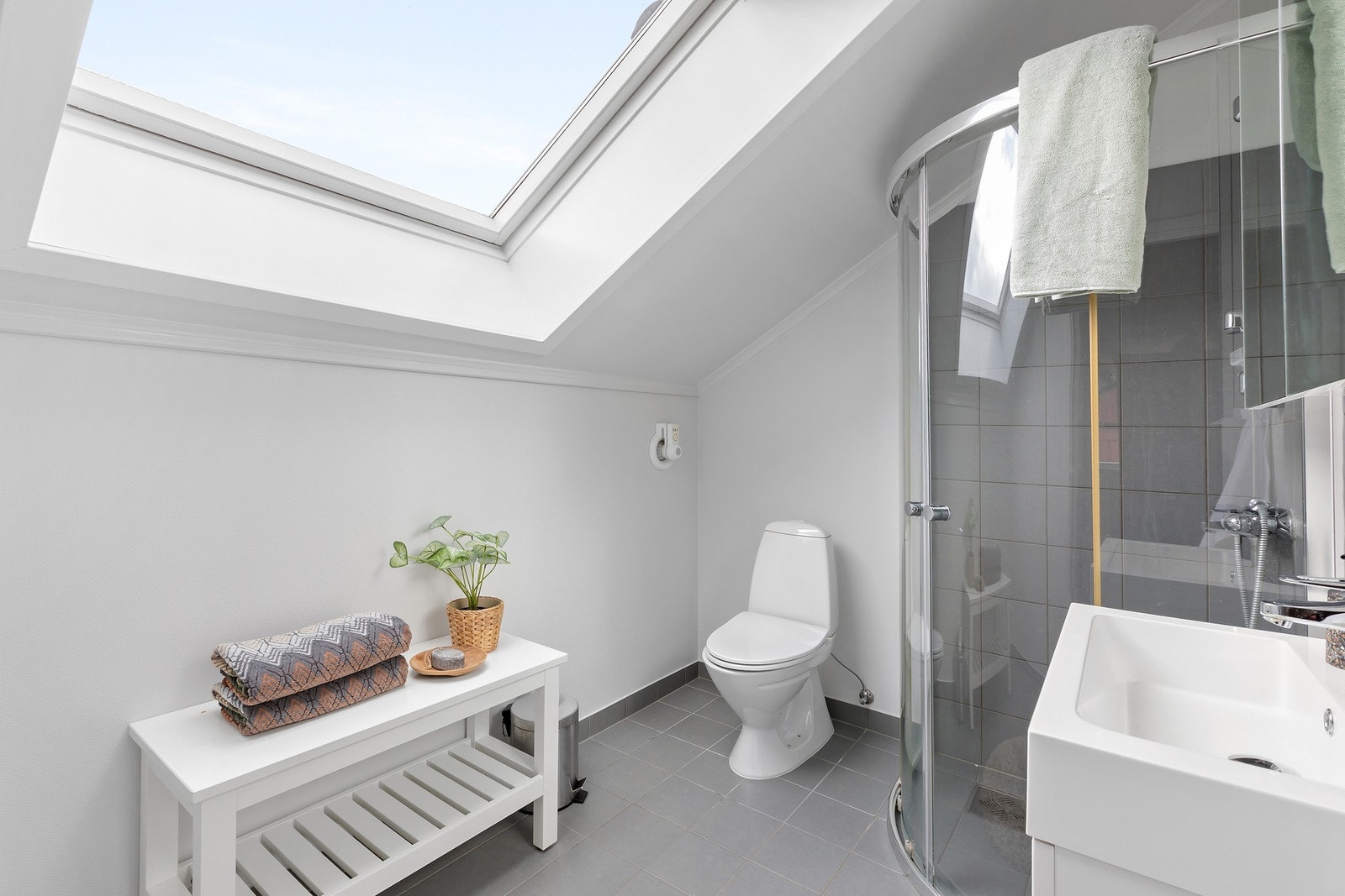 Badet på 4 kvm er pusset opp i 2015 av fagfolk. Galleribilde