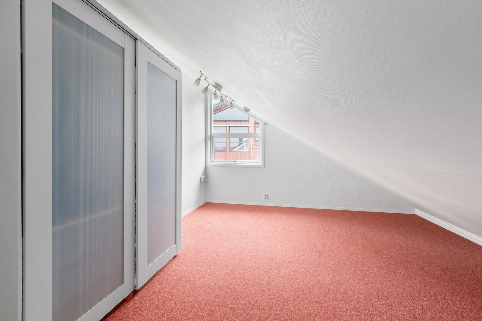 På loftet har du to store soverom, kneloft og et bad. Galleribilde
