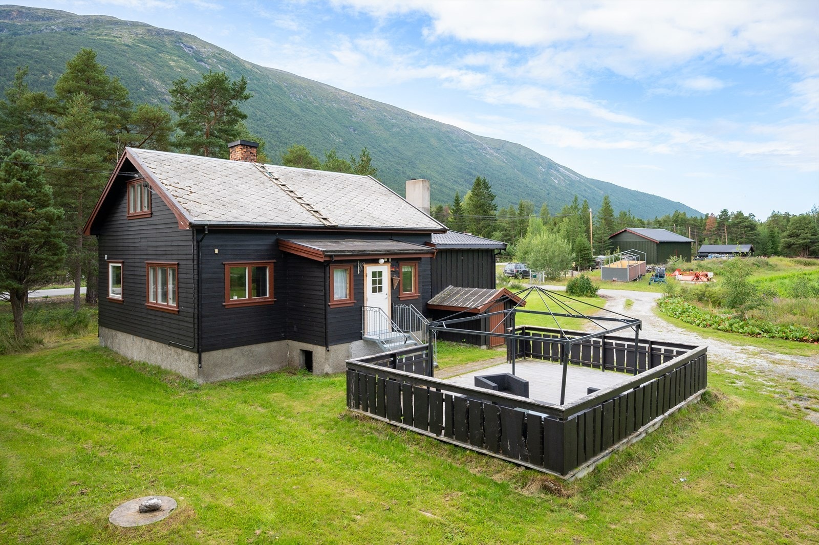Flott utsikt mot omkringliggende fjellområder. Galleribilde