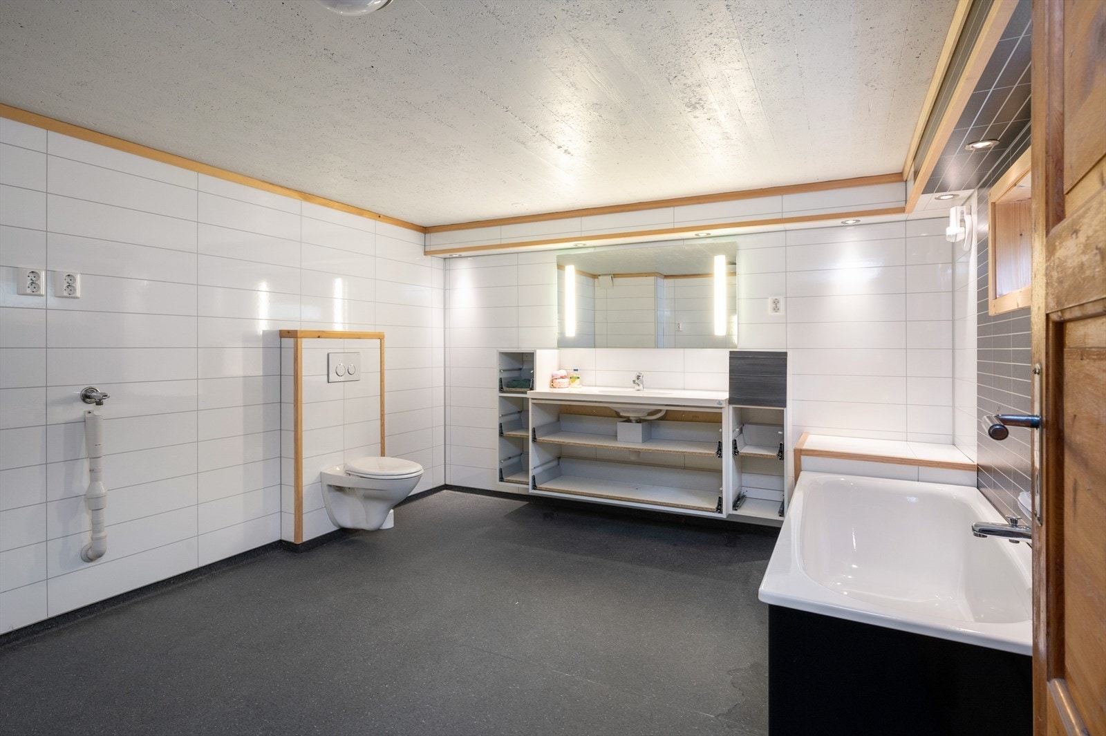 Badet i kjelleren ble etablert i 2013, men er ikke benyttet av nåværende eier. Badet mangler fremdeles litt innredning. Romslig bad bestående av vinyl gulvbelegg og baderomsplater på vegg. Galleribilde