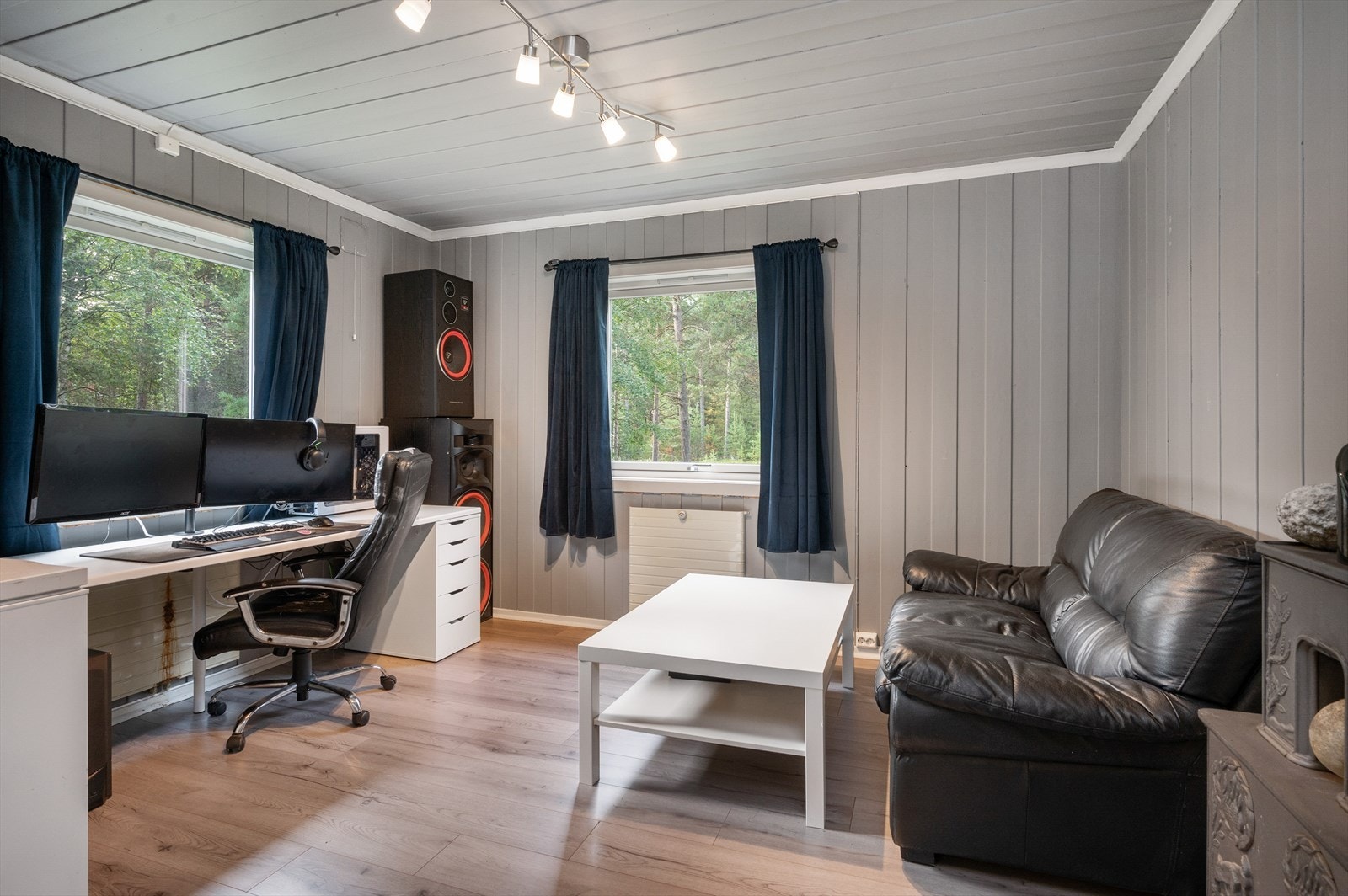 Et av rommene er innredet og benyttet som kontor. Galleribilde