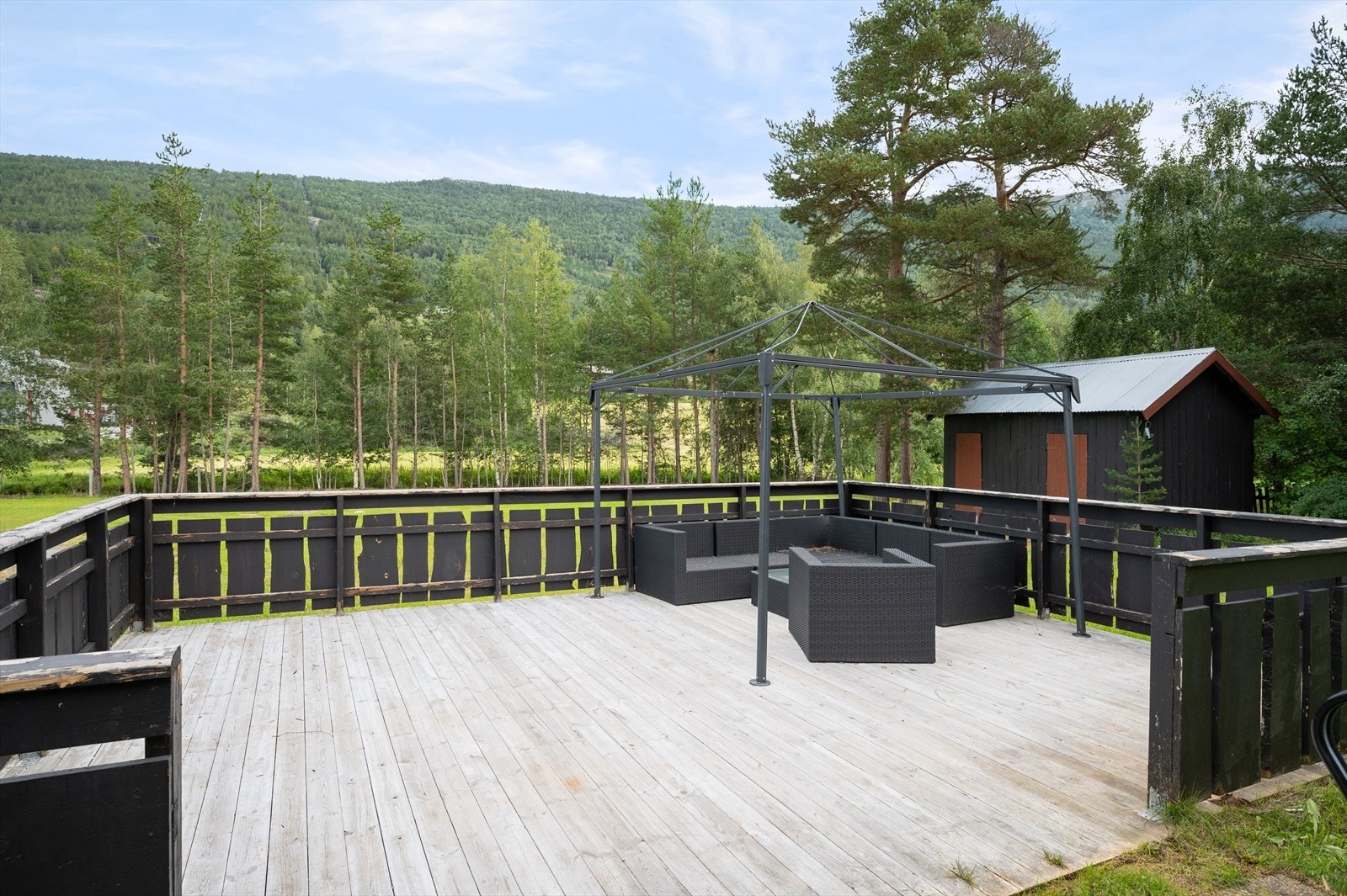 Terrasse med god plass til utemøblent. Galleribilde