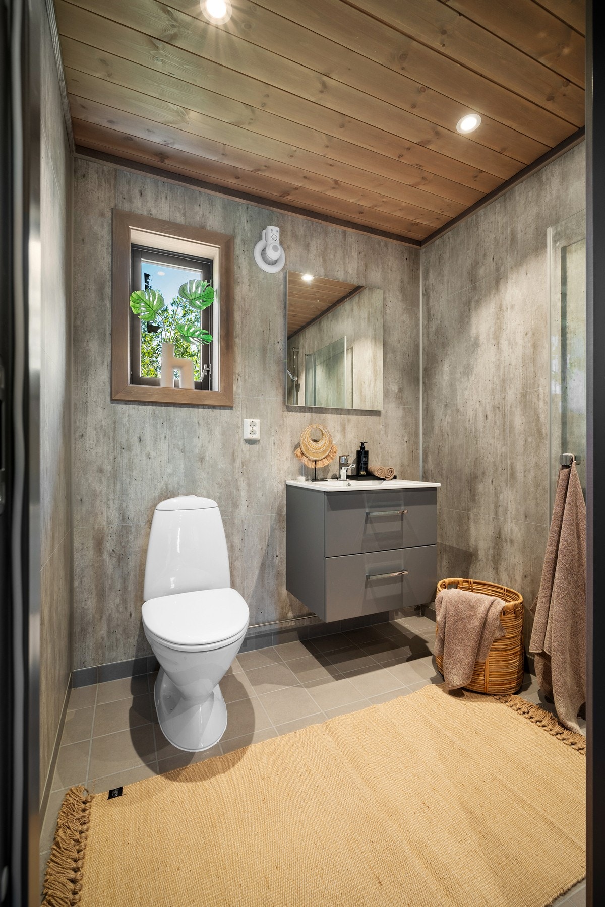 Badet inneholder toalett, dusjnisje og baderomsinnredning Galleribilde