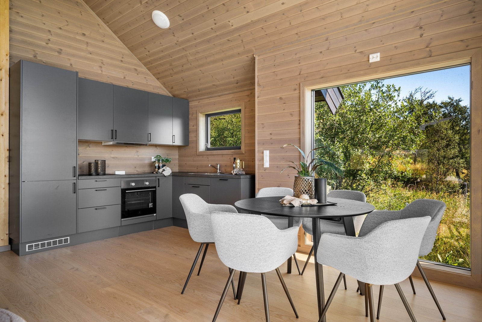 Moderne kjøkken med slette fronter Galleribilde