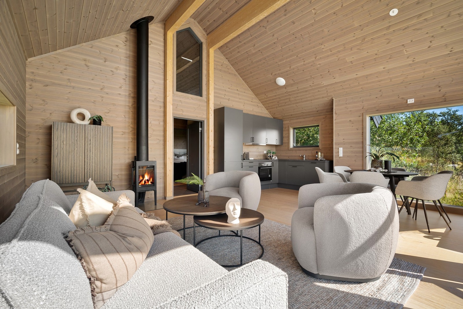 Åpen stue/kjøkken-løsning gir en luftig følelse Galleribilde