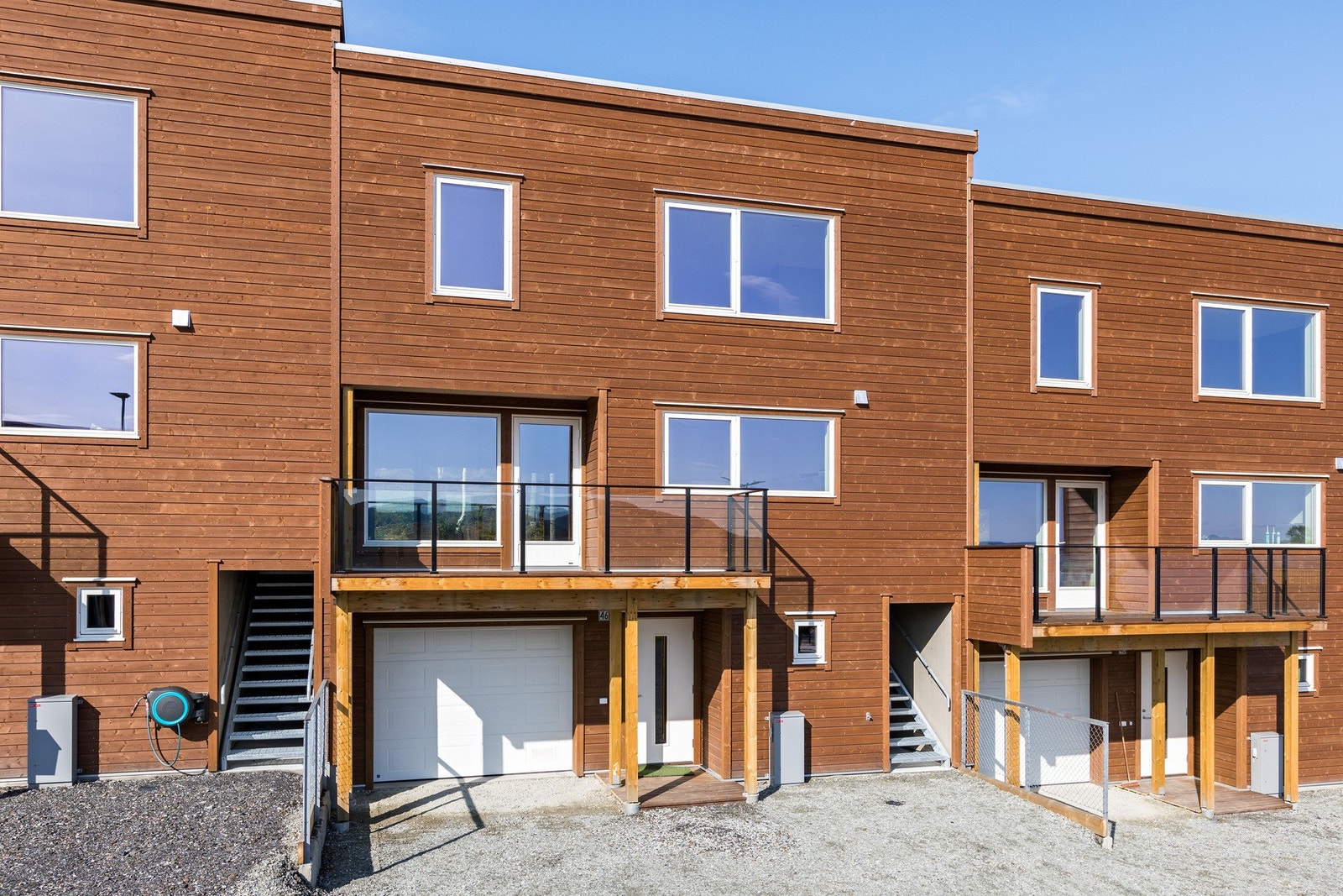 Boligen er nylig ferdigstilt og har en fin beliggenhet, i midten av rekken. Galleribilde